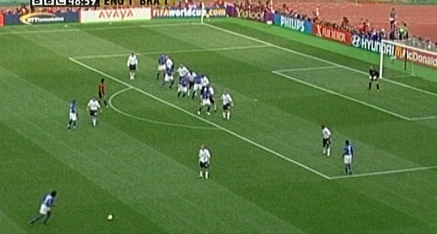 Video danh thủ: Pha sút phạt tinh quái của Ronaldinho vào lưới tuyển Anh